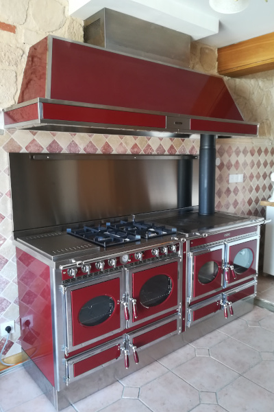 Pose d'un ensemble de cuisinière bois et gaz piano de cuisson sur